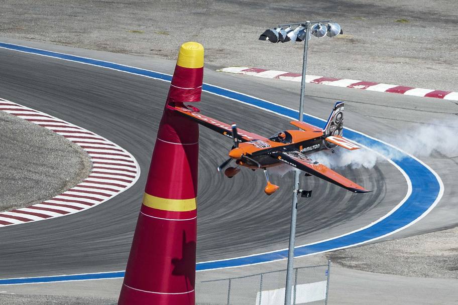 Esibizione acrobatica al Red Bull Air Race World Championship a Las Vegas. Ai comandi del biplano il pilota Nicolas Ivanoff (Ap)